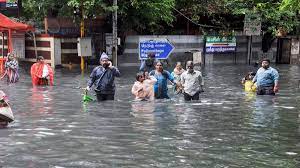 तमिलनाडु में  रिकॉर्ड तोड़ गर्मी के बाद चेन्नई में भारी बारिश स्कूल भी करने पड़े बंद
                                                                                                             