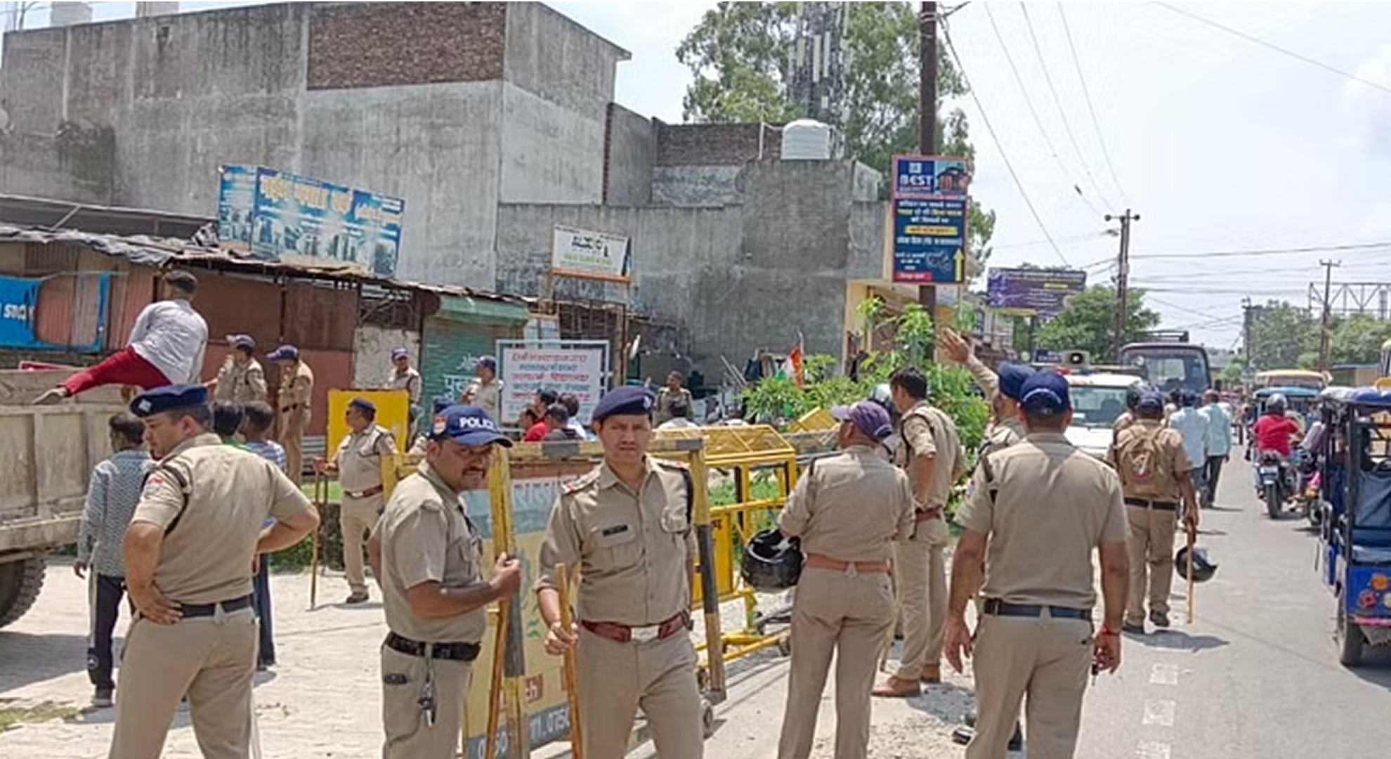 दुस्साहस: सरेबाजार युवती के मुंह में डाली पिस्तौल की नली तीन बार दबाया ट्रिगरलोगों ने उतारा आशिकी का भूत
