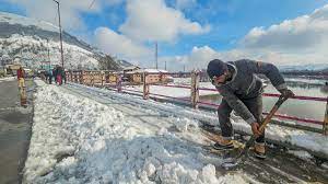 Weather: पहाड़ों पर बारिश के साथ बर्फबारी कश्मीर में हिमस्खलन की चेतावनी जानें आज कैसा रहेगा मौसम