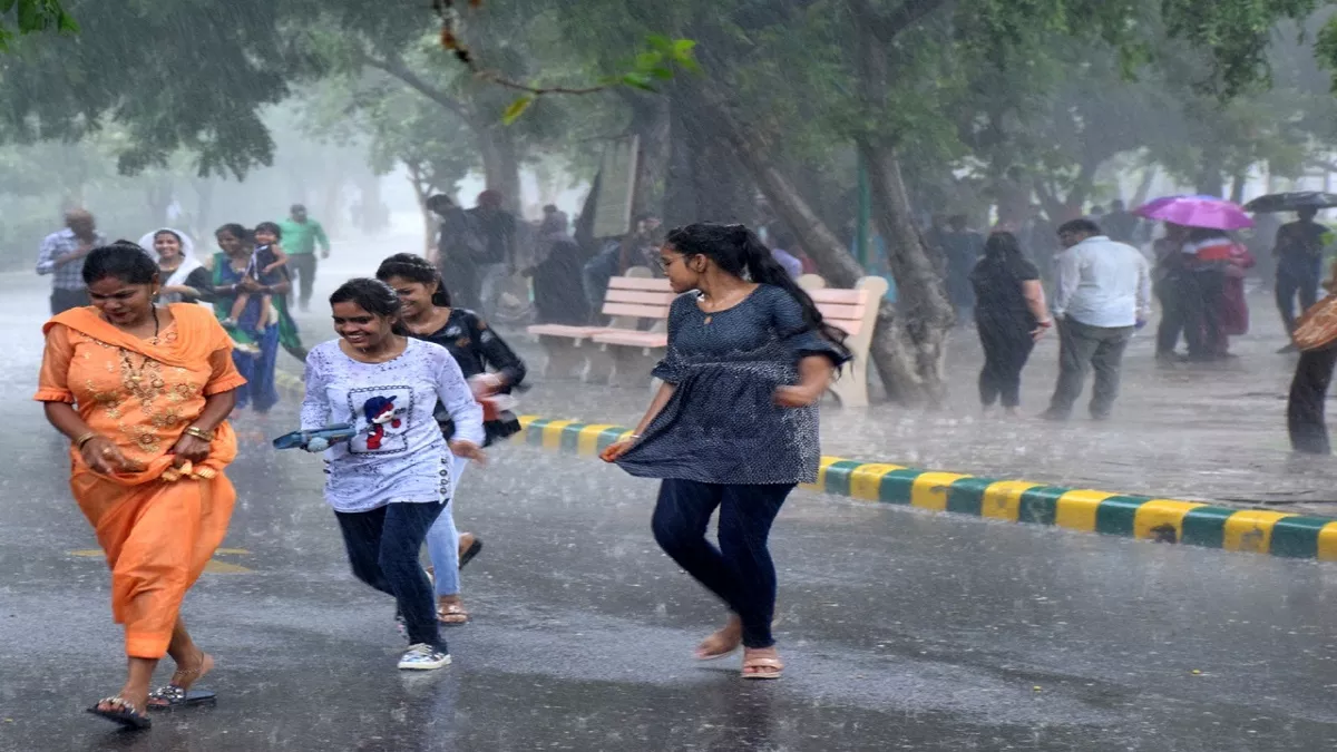 Weather Update: दिल्ली-एनसीआर में झमाझम बारिश से मौसम हुआ सुहाना, लोगों को गर्मी से मिली राहत