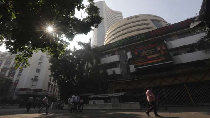 Sensex Opening Bell: नई ऊंचाइयों पर शेयर बाजार; सेंसेक्स 300 अंक चढ़ा, निफ्टी ने 25250 को छूआ