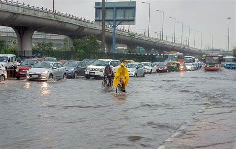 दिल्ली की सड़कें बनी दरिया: NCR में झमाझम बारिश, कई इलाकों में भरा पानी; ट्रैफिक की रफ्तार पर लगा ब्रेक