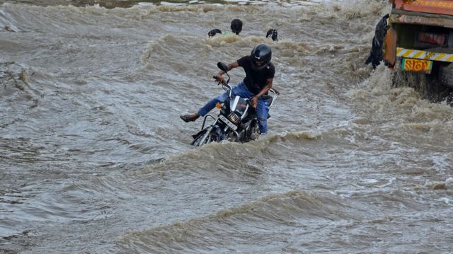 Weather Alert: पहाड़ से लेकर मैदान तक आसमान से बरस रही आफत 18 राज्यों में भारी से बहुत भारी बारिश की