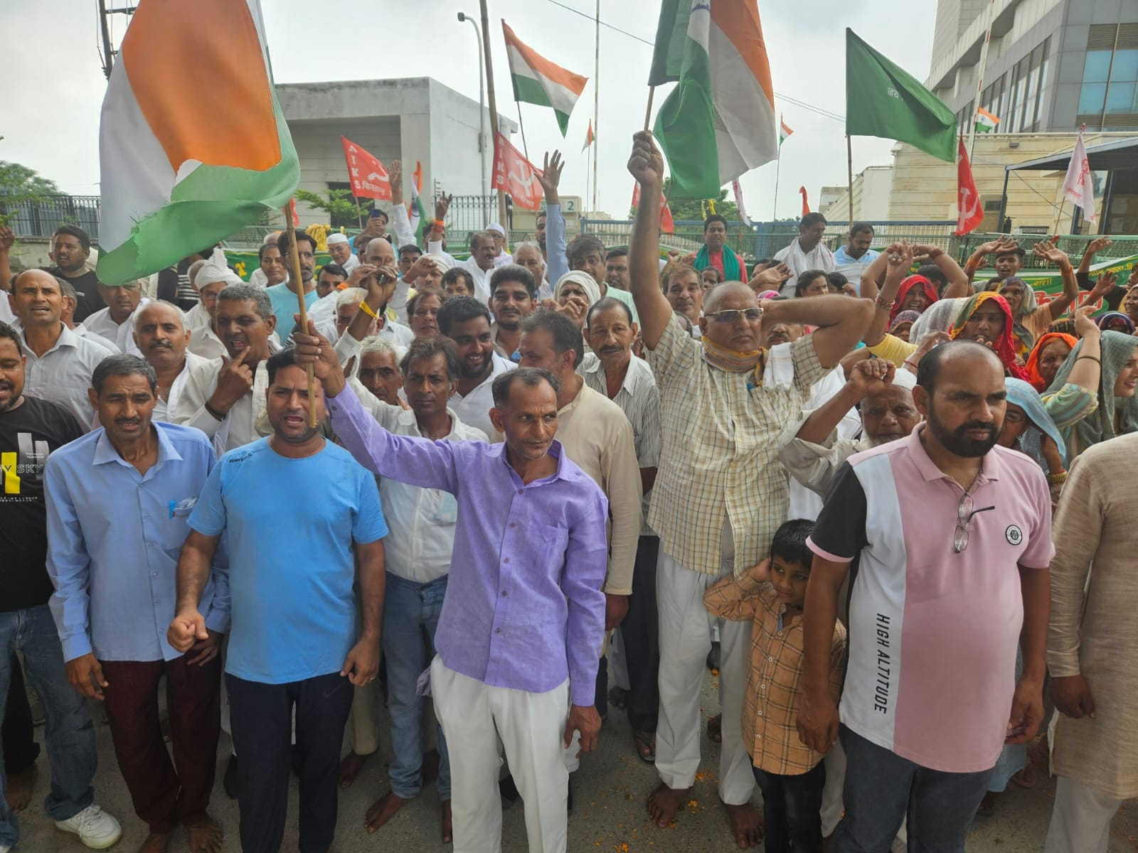 Noida Farmer Protest Live: धरना दे रहे किसान नेताओं को पुलिस ने जबरन उठाकर पहुंचाया जेल, आज फिर महापंचायत